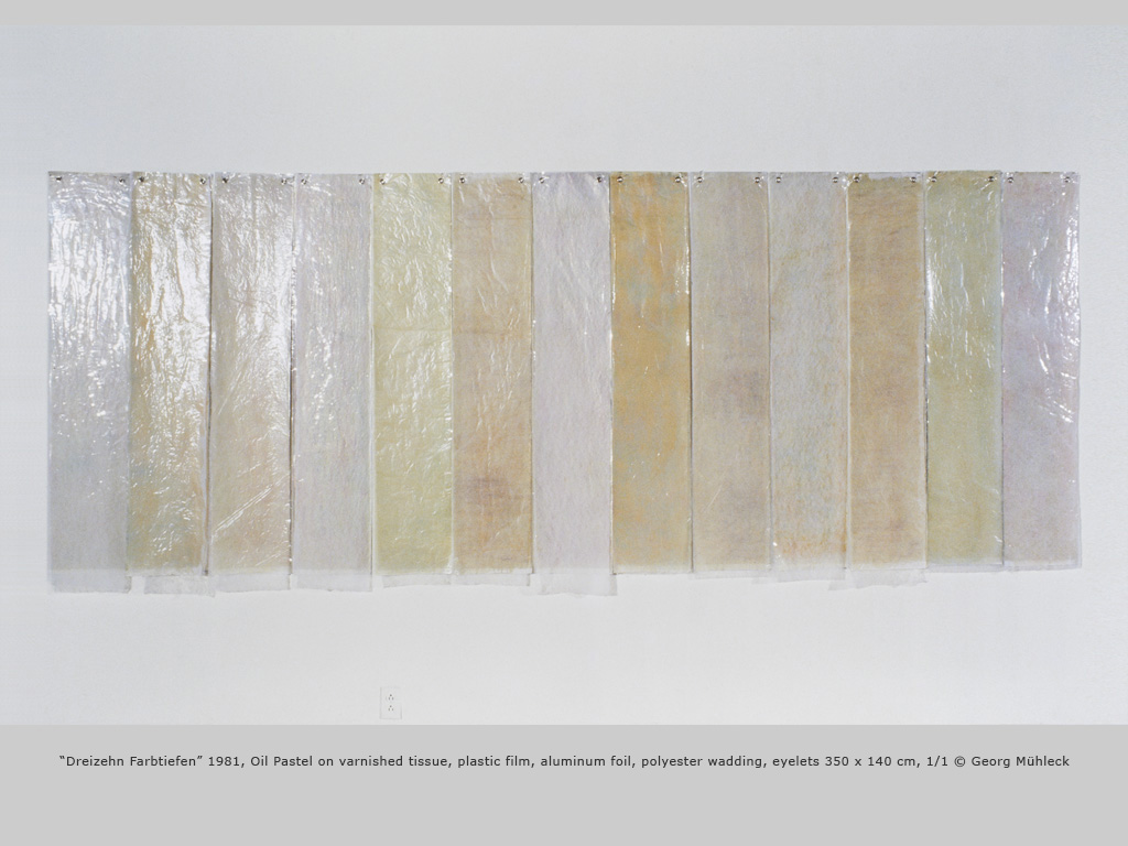 “Dreizehn Farbtiefen” 1981, Oil Pastel on varnished tissue, plastic film, aluminum foil, polyester wadding, eyelets 350 x 140 cm, 1/1 © Georg Mühleck