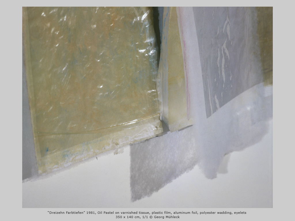“Dreizehn Farbtiefen” 1981, Oil Pastel on varnished tissue, plastic film, aluminum foil, polyester wadding, eyelets 350 x 140 cm, 1/1 © Georg Mühleck